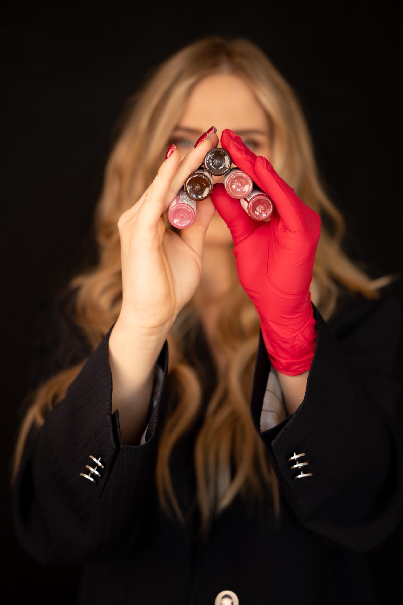 Martika Doktór podczas wykonywania zabiegu kosmetycznego